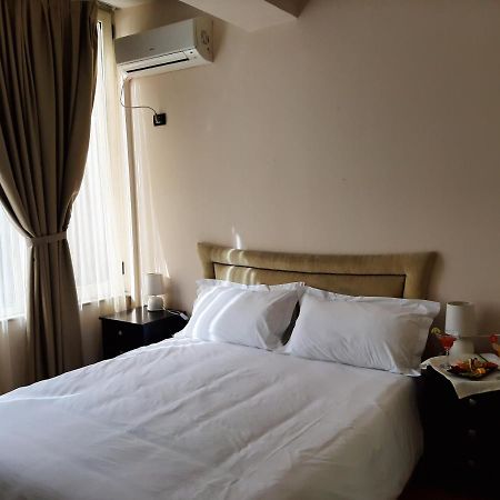 Royal Vila Hotel Tirana Esterno foto