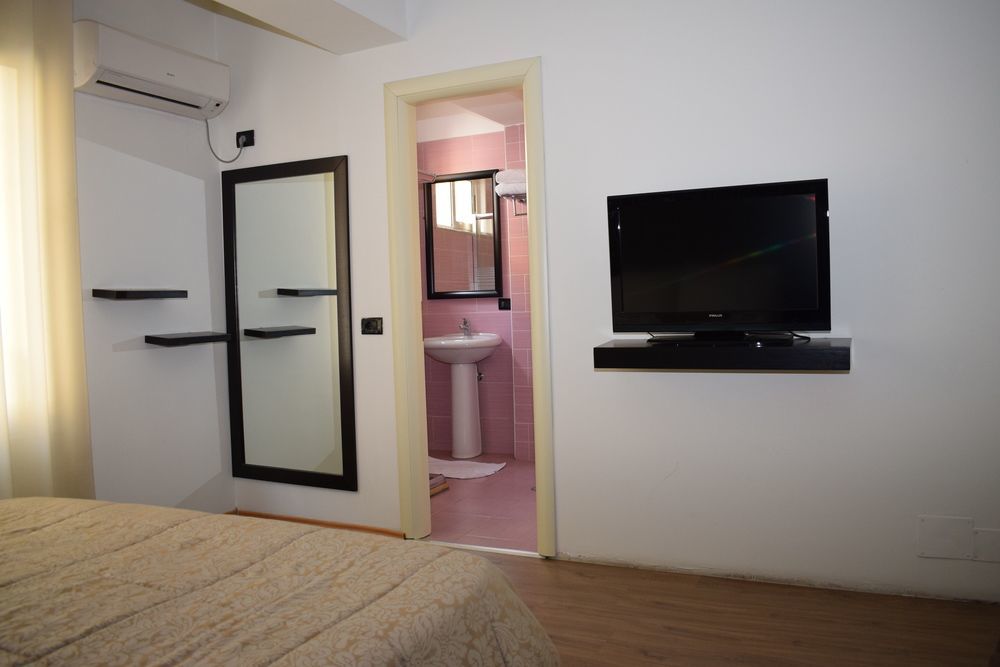 Royal Vila Hotel Tirana Esterno foto