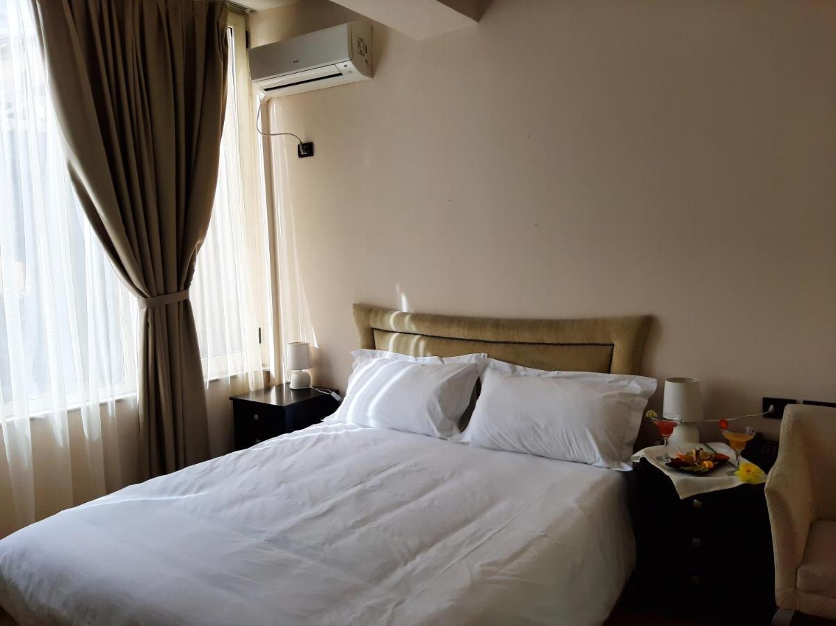 Royal Vila Hotel Tirana Esterno foto